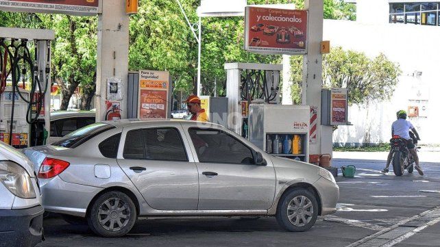 La nafta premium superó los $2.000 en la ciudad y llenar el tanque supera los $100.000