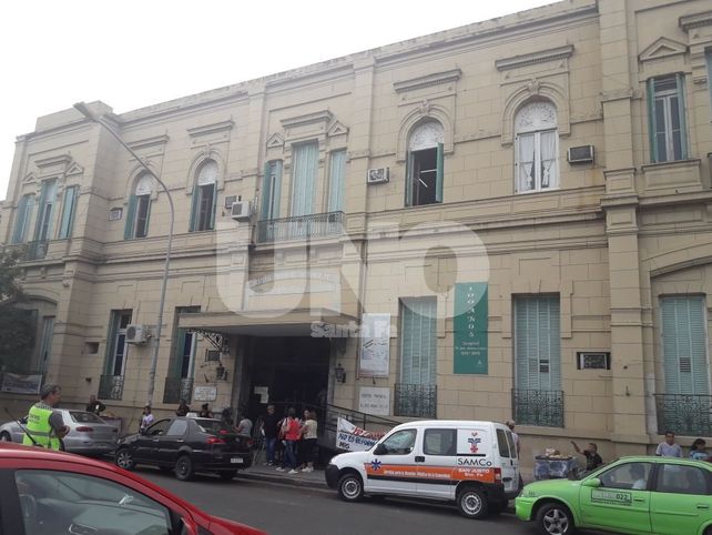 Un motociclista se encuentra grave luego de chocar con un colectivo