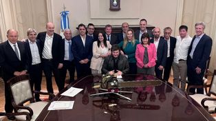 El presidente Javier Milei se fotografió junto a parte de su gabinete con una motosierra, su símbolo máximo de ajuste fiscal.