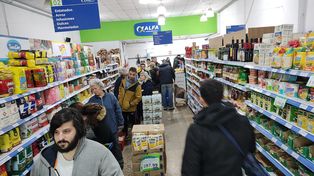 Hileras entre las góndolas. Los descuentos auspiciados por el Banco Municipal atrajeron clientes a los super.