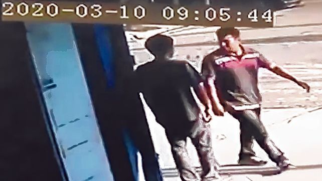 Cruce previo. El homicida ingresa al local y mira fijamente a quien ser&iacute;a su v&iacute;ctima 13 segundos despu&eacute;s.&nbsp;