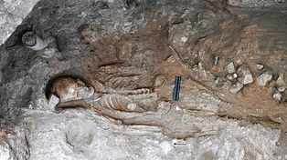 El esqueleto del niño estaba ataviado en oro