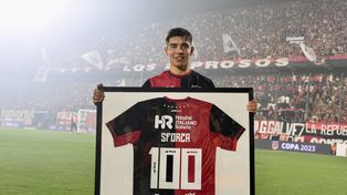 El club reconoció a Juani por sus 100 partidos defendiendo la rojinegra.