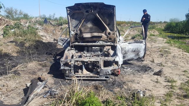 El auto apareció quemado y sin las ruedas