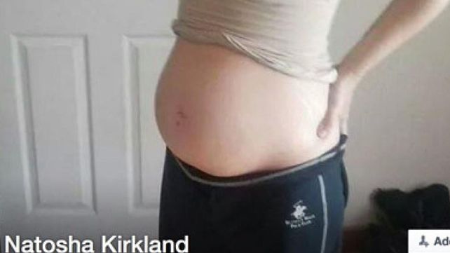 Publicó una selfie de su panza: al ver la foto, la policía la arrestó