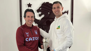Dibu Martínez regresó a Aston Villa con The Best.