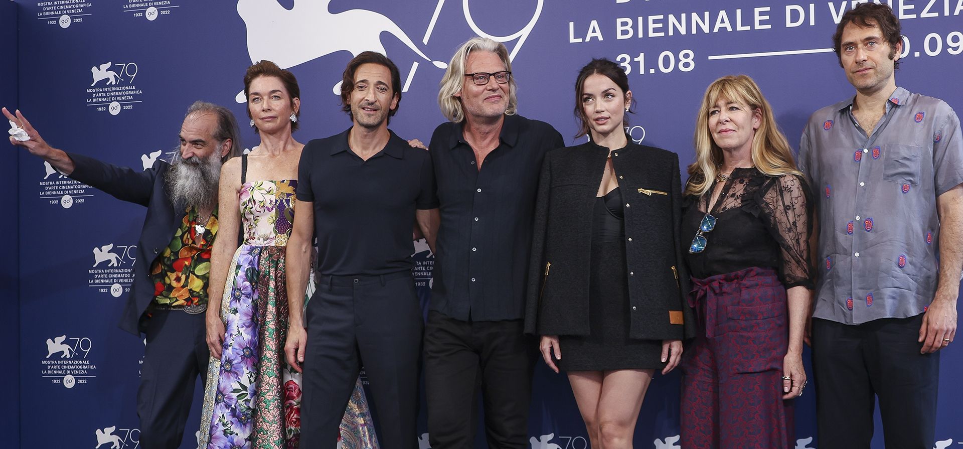 Warren Ellis, de izquierda a derecha, Julianne Nicholson, Adrien Brody, el director Andrew Dominik, Ana de Armas, Dede Gardner y Jeremy Kleiner posan para los fotógrafos en la sesión fotográfica de la película