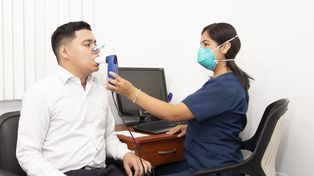 Simple. El estudio consiste en soplar, de una manera determinada, en un tubo&nbsp;