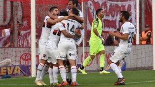 Festejo. Todos abrazan a Maxi, autor del 3-2 ante Independiente. La lepra suma dos triunfos afuera del Coloso.
