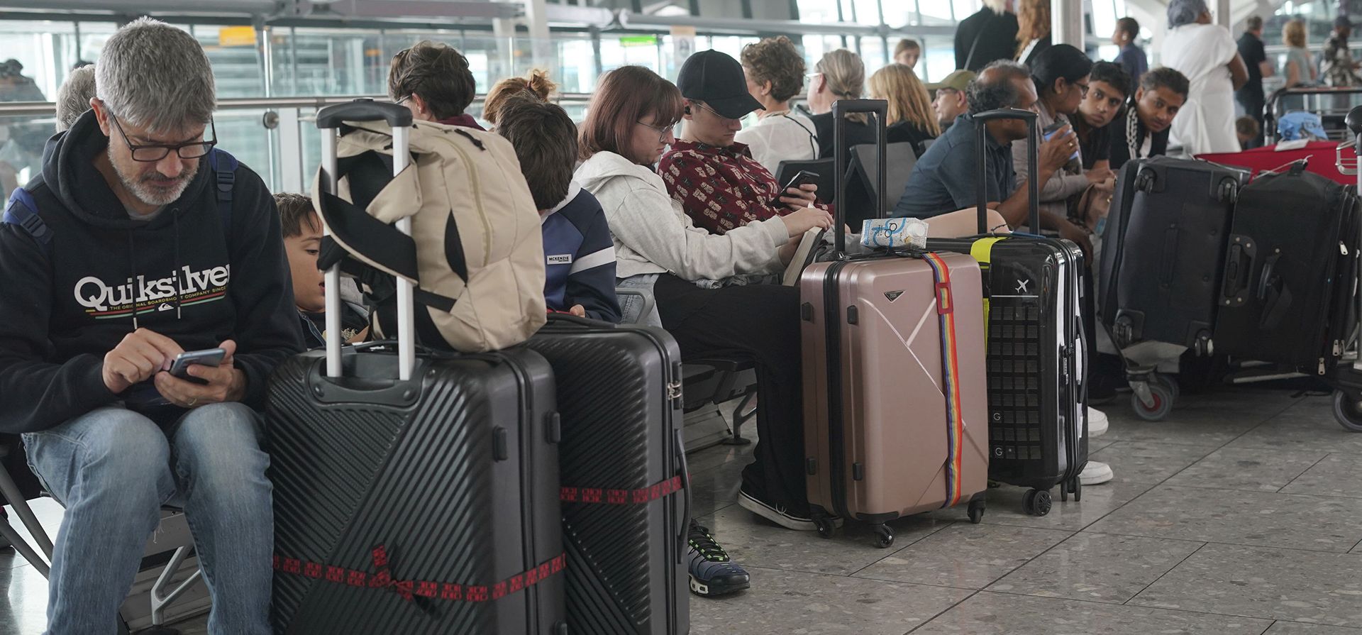 Pasajeros esperando vuelos retrasados en el aeropuerto de Heathrow en Londres, el martes 29 de agosto de 2023. El gobierno británico dice que un ciberataque no fue la causa de una falla en el sistema de control de tráfico aéreo a nivel nacional que provocó retrasos y cancelaciones de cientos de vuelos. (Lucy North/PA vía AP) Pasajeros esperando vuelos retrasados en el aeropuerto de Heathrow en Londres, el martes 29 de agosto de 2023. El gobierno británico dice que un ciberataque no fue la causa de una falla en el sistema de control de tráfico aéreo a nivel nacional que provocó retrasos y cancelaciones de cientos de vuelos. (Lucy North/PA vía AP)