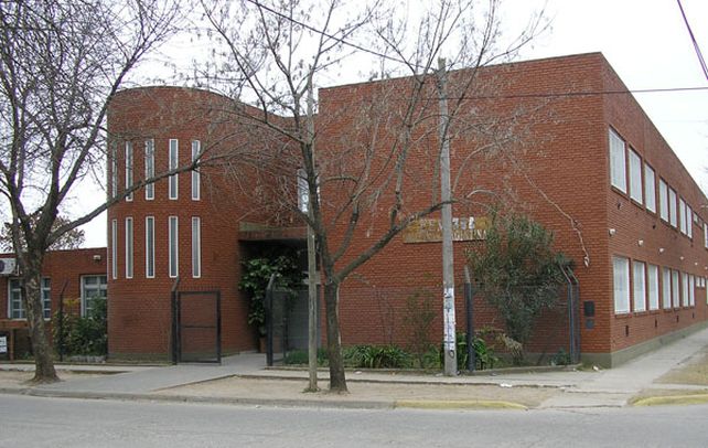 La única. Funes cuenta con una sola escuela secundaria pública, la Nº 398, que debe cubrir la creciente demanda.
