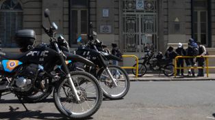 Pelea de alumnos en escuela del centro: la policía intervino por un arma pero era de juguete