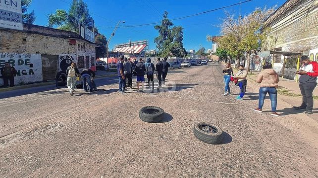 Los dueños de motos que fueron retenidas quemaron cubiertas frente al corralón municipal