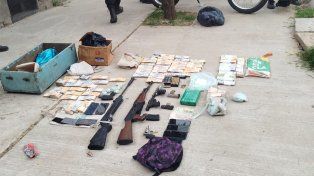 Búnker en Tablada: incautan un fusil AK 47