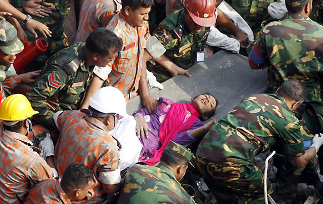 Rescate. Reshma Begum en camilla al ser socorrida entre las ruinas.