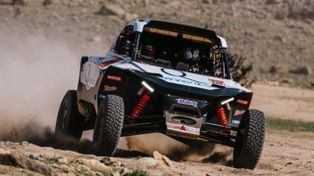 Los hermanos sean unidos. El chileno Lucas del Río y el argentino Bruno Jacomy ganaron la segunda etapa del Dakar.