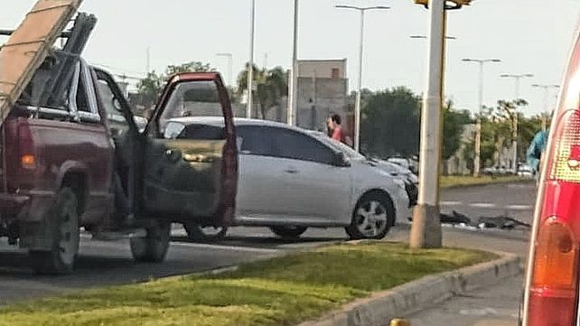 Fuerte choque entre dos autos y un camión municipal