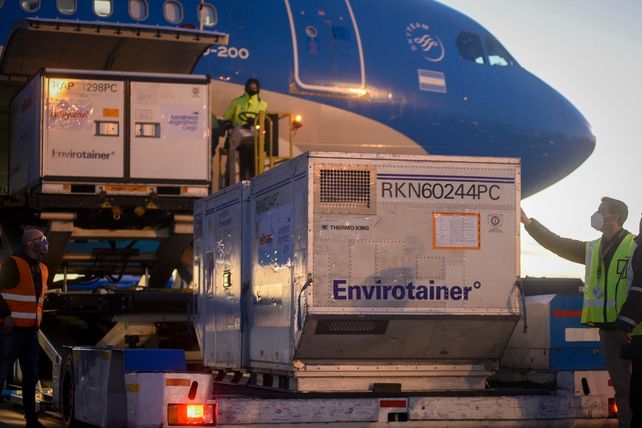 El avión de Aerolíneas Argentinas una vez aterrizado en la pista de Ezeiza.