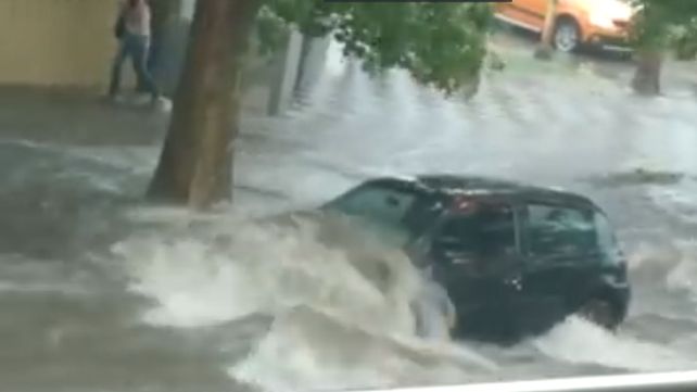 Un auto estacionado sufre la violencia del agua.&nbsp;