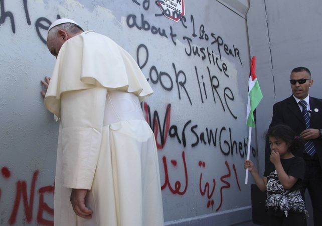 Francisco reza en un muro que los palestinos detestan