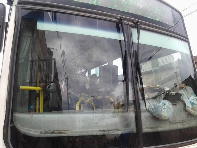 Un colectivo recibió un impacto de bala en Alto Verde