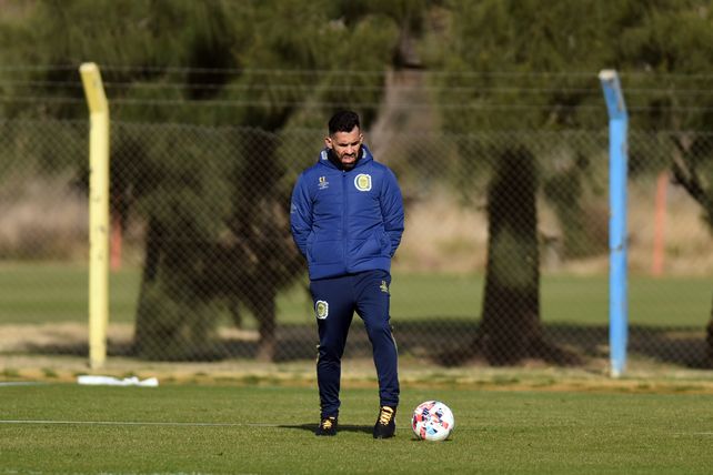 Tevez. está dando sus primeros pasos como técnico y su Central se muestra de manera muy irregular.