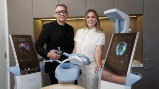 Ignacio Uribe junto a la doctora María Sol Torres Va presentando la nueva tecnología que trajeron a la ciudad.