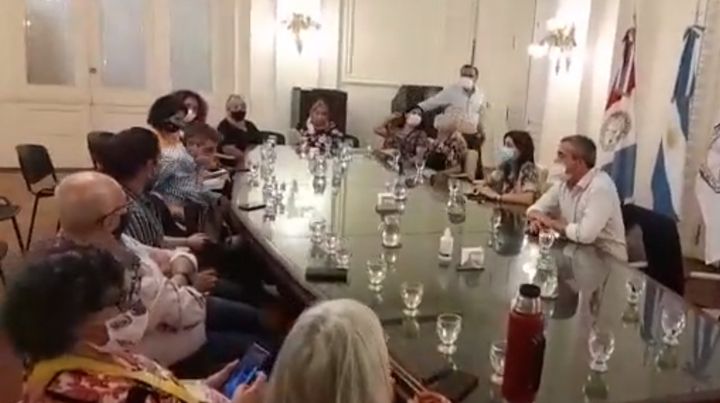 Javkin recibió a un grupo de vecinalistas por la inseguridad, que le entregaron un petitorio Javkin recibió a un grupo de vecinalistas por la inseguridad, que le entregaron un petitorio