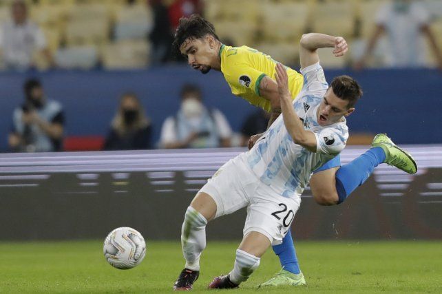 El brasileño Lucas Paqueta y el argentino Giovani Lo Celso luchan por el balón durante la final de la Copa América en el estadio Maracaná de Río de Janeiro, Brasil, el sábado 10 de julio de 2021 (AP Photo / Andre Penner).
