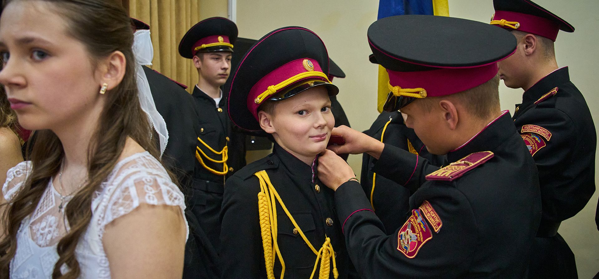 Un graduado coloca las hombreras a un joven cadete durante la ceremonia de iniciación en un liceo de cadetes en Kiev, el viernes 23 de octubre de 2026. (Foto AP/Efrem Lukatsky) Un graduado coloca las hombreras a un joven cadete durante la ceremonia de iniciación en un liceo de cadetes en Kiev, el viernes 23 de octubre de 2026. (Foto AP/Efrem Lukatsky)