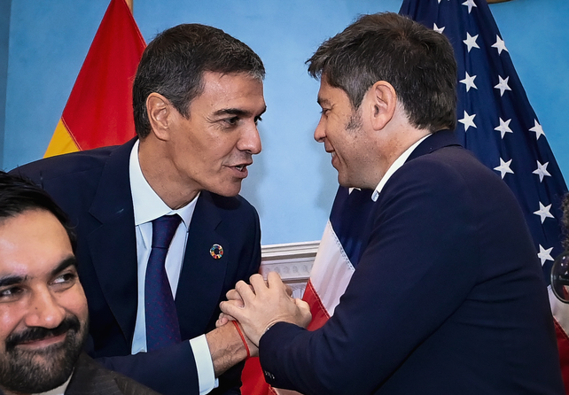 El mandatario bonaerense junto al presidente español, Pedro Sánchez.