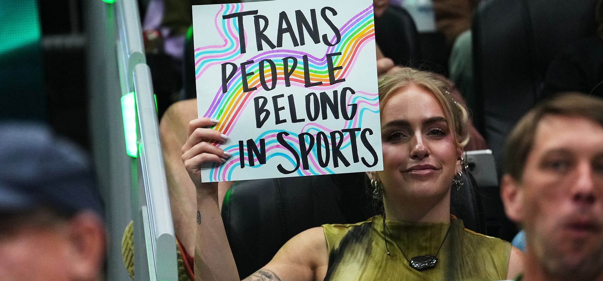 Una persona sostiene un cartel que dice "Las personas trans tienen cabida en el deporte" durante la primera mitad de un partido de baloncesto de la WNBA entre las Seattle Storm y las Indiana Fever, el martes 28 de julio de 2026, en Seattle. (Foto AP/Lindsey Wasson) Una persona sostiene un cartel que dice "Las personas trans tienen cabida en el deporte" durante la primera mitad de un partido de baloncesto de la WNBA entre las Seattle Storm y las Indiana Fever, el martes 28 de julio de 2026, en Seattle. (Foto AP/Lindsey Wasson)