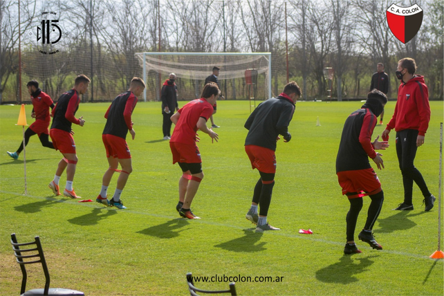 La decisión de la dirigencia es que Colón juegue el campeonato económico reduciendo el plantel en número y costos.