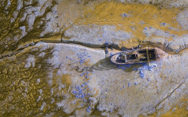 Barco abandonado desde arriba