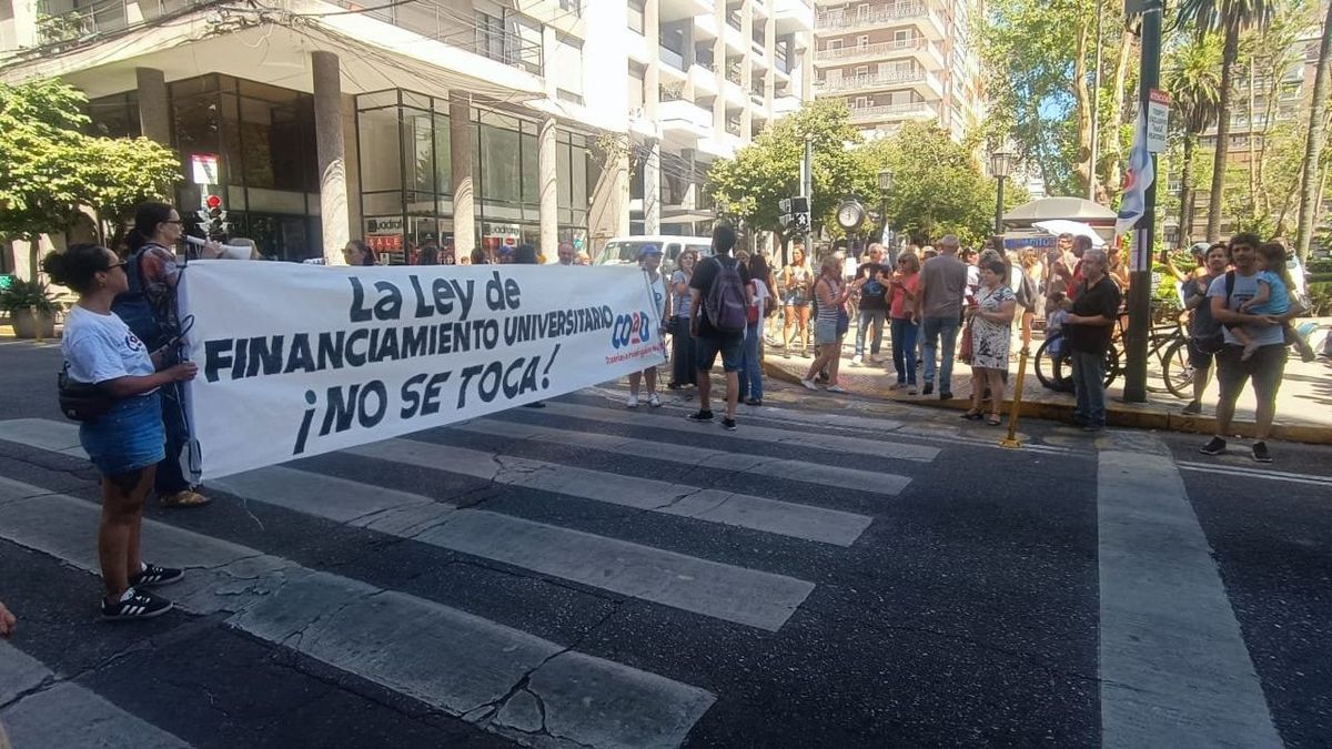 Los docentes de la UNR se movilizaron y analizan un posible paro por ...