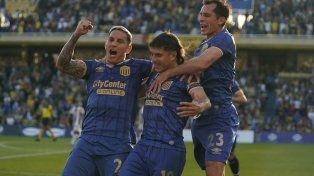 Malcorra celebra el gol del empate junto a Solari y Copetti.