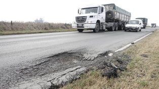 El mal estado de las rutas nacionales presenta un problema para el tránsito en general, pero se acentúa ante el comienzo de la temporada de acarreo de cosecha gruesa hacia los puertos de la región.