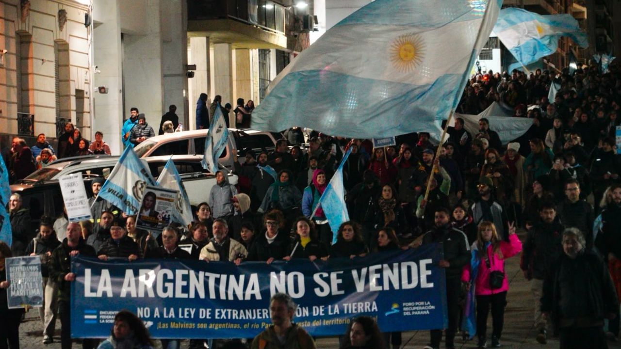 La Capital | La Patria no se vende: marcha en Rosario contra la ley de inviolabilidad de la propiedad privada