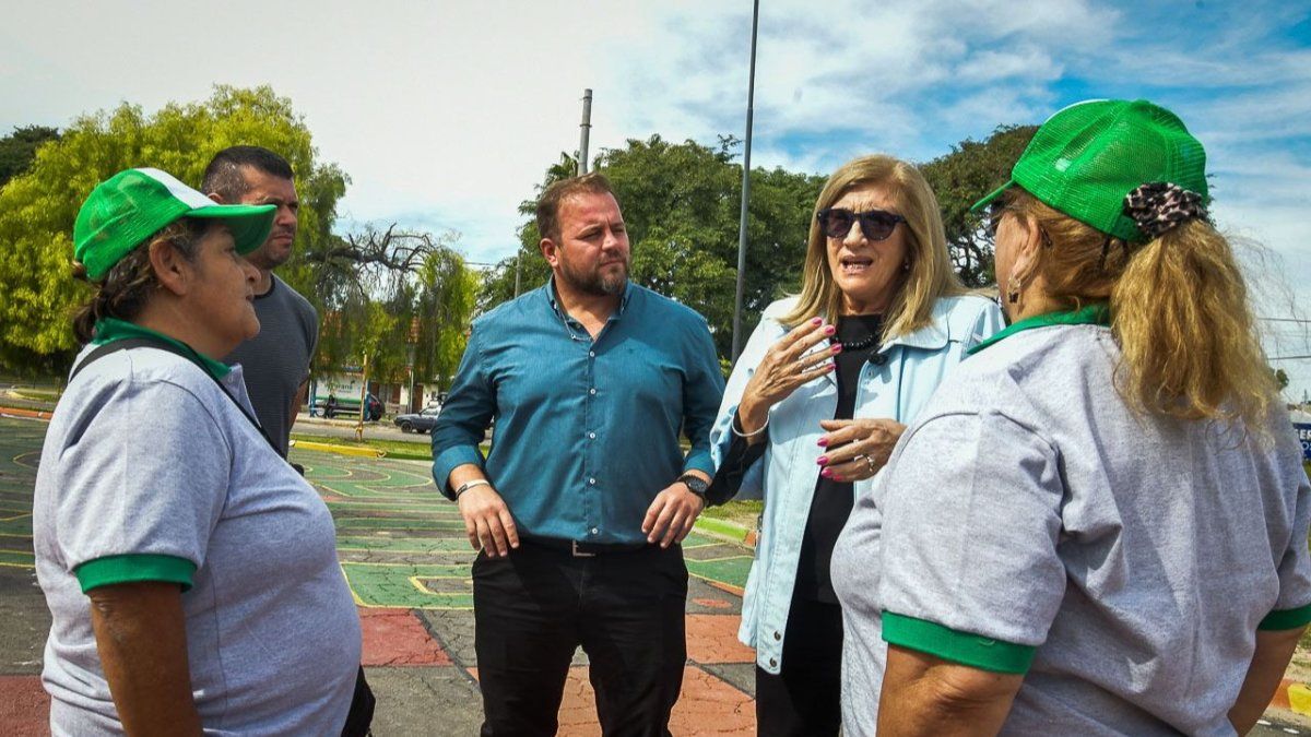 Dos mujeres al cuidado de la Plaza Borges de Paraná
