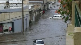 La lluvia inundó Río Cuarto y varios autos fueron arrastrados por la corriente