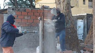 Golpe a golpe. Así comenzó la demolición de un puesto de venta y acopio de armas del clan Tripi.