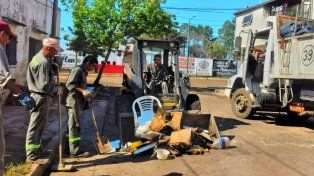 El río Uruguay bajó en Concordia y el municipio desplegó un operativo de limpieza en los barrios ribereños.