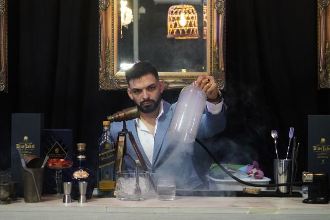 La barra de bebidas es extensa y ofrece tragos clásicos y de autor, con recetas propias elaboradas en el lugar.
