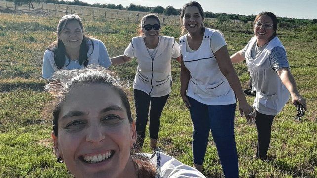 Son cinco docentes de la escuela de Educación Integral María Montessori. Videos que hacían para divertirse fueron virales y ahora ven en ellos un fin solidario