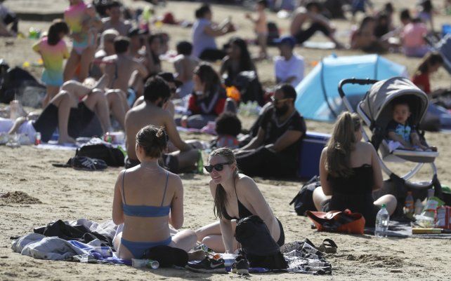 La gente disfruta del clima cálido en Ruislip Lido en Londres. Se espera que las temperaturas en algunas partes del Reino Unido sean significativamente más cálidas esta semana, ya que familias y amigos se reencuentran y se permite la reanudación de las actividades deportivas al aire libre.