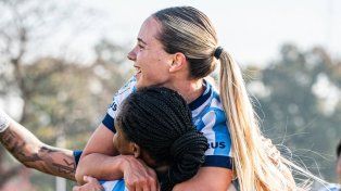 Agostina Holzheier celebra su gol.