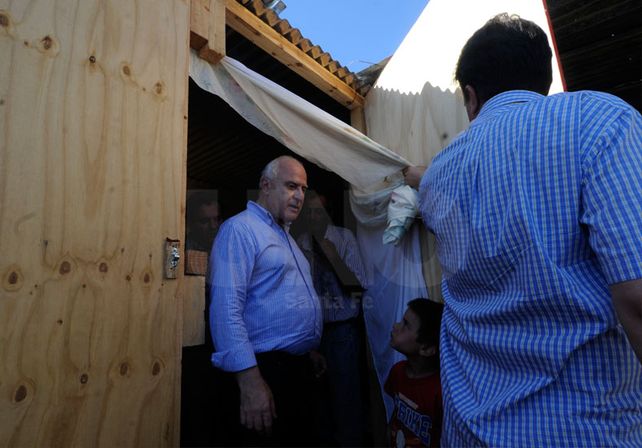 Recorrida. El gobernador estuvo ayer por la tarde visitando a los evacuados de Colastiné Sur. UNO de Santa Fe/Mauricio Centurión
