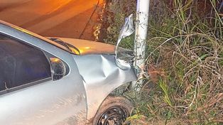 Paraná: se durmió al volante y terminó contra un poste de luz