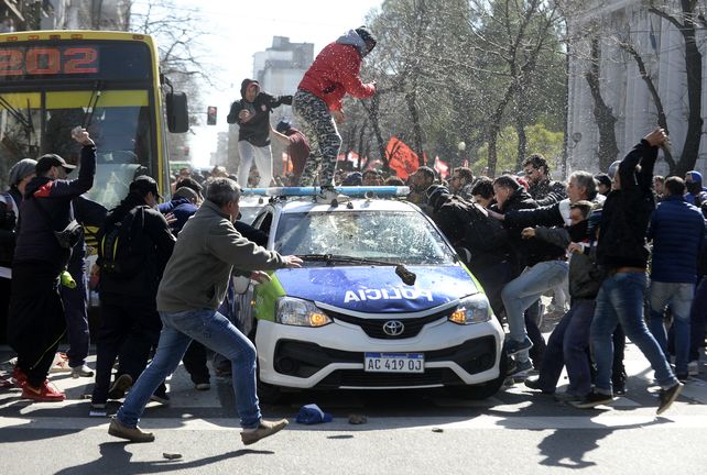 Graves incidentes tras una protesta gremial en la sede de gobernación bonaerense