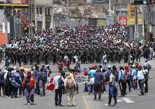 &nbsp;La Policía arriba a un corte de avenida practicado por defensores de Pedro Castillo en Arequipa.